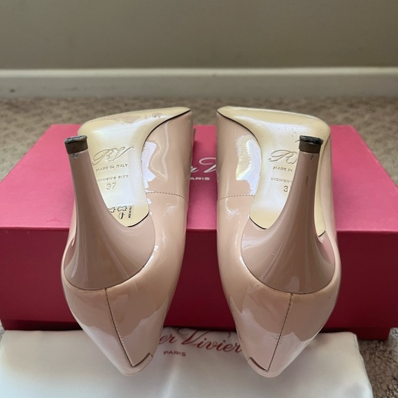 Roger Vivier Beige Patent Leather Trompette Pumps - Picture 4 of 10